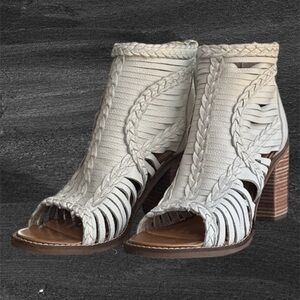 Dingo Women’s Jeezy Leather Sandal size 8